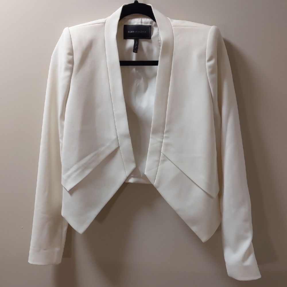 BCBGMaxAzria White Blazer with Dramatic Lapels and Fitted Silhouette